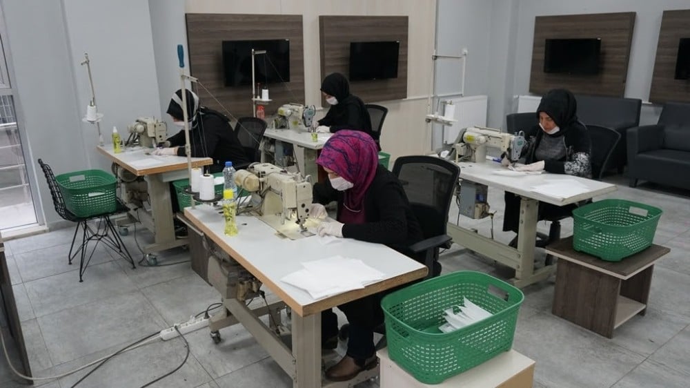 İzmit Belediyesi steril maske üretimine devam ediyor 
