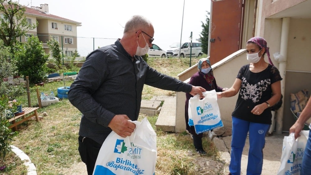 İzmit Belediyesi vatandaşlara ücretsiz maske ve sağlık kiti ulaştırıyor 