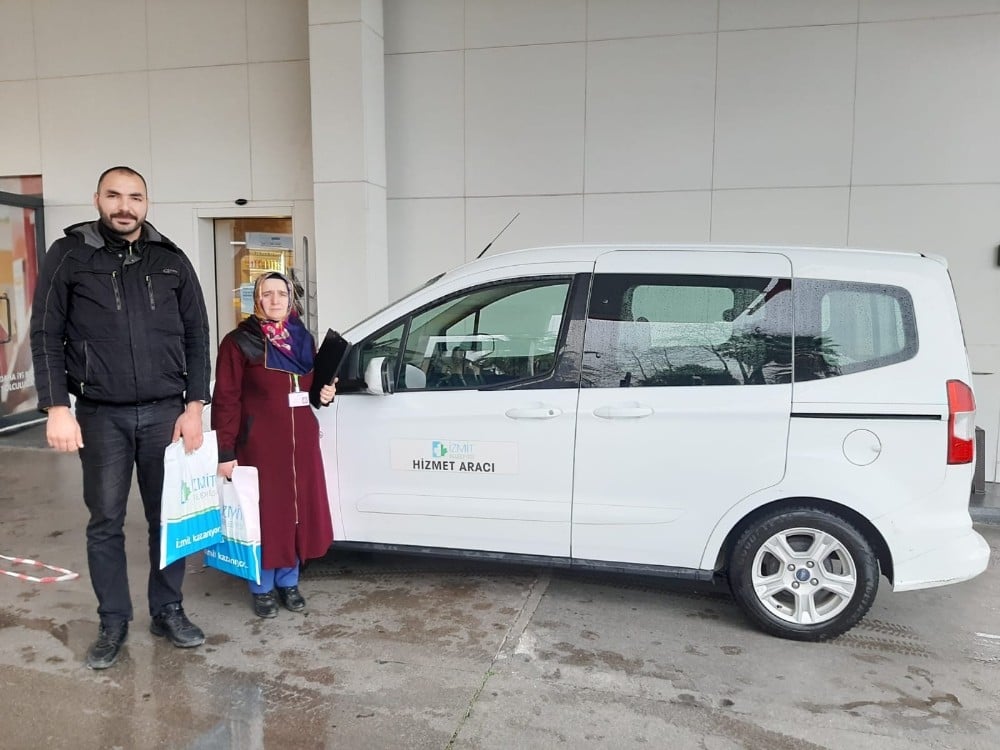 İzmit Belediyesi vatandaşları acı günlerinde yalnız bırakmıyor 