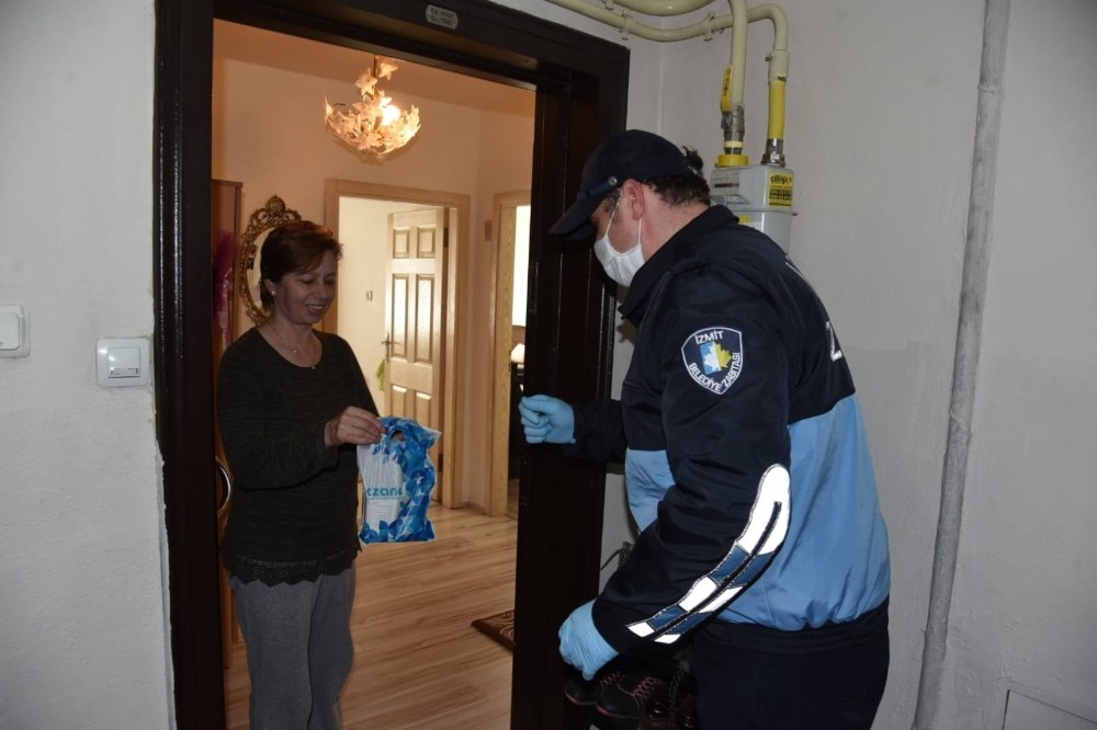 İzmit Belediyesi vatandaşların acil ihtiyaçlarını kapılarına götürdü 