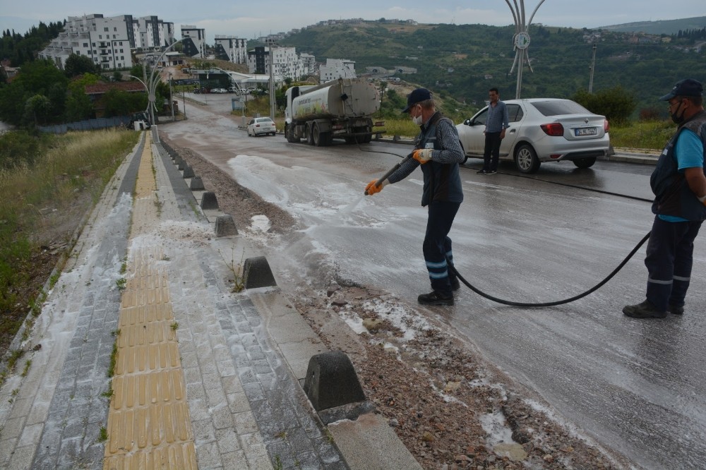 İzmit Belediyesi yağmur sonrası yolları temizliyor 