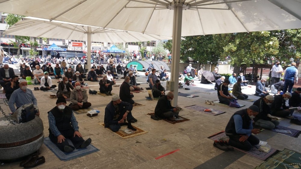 İzmit Belediyesi’nden cuma namazı önce si vatandaşlara seccade 