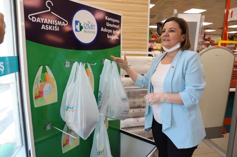 İzmit Belediyesi’nden dayanışma askısı 
