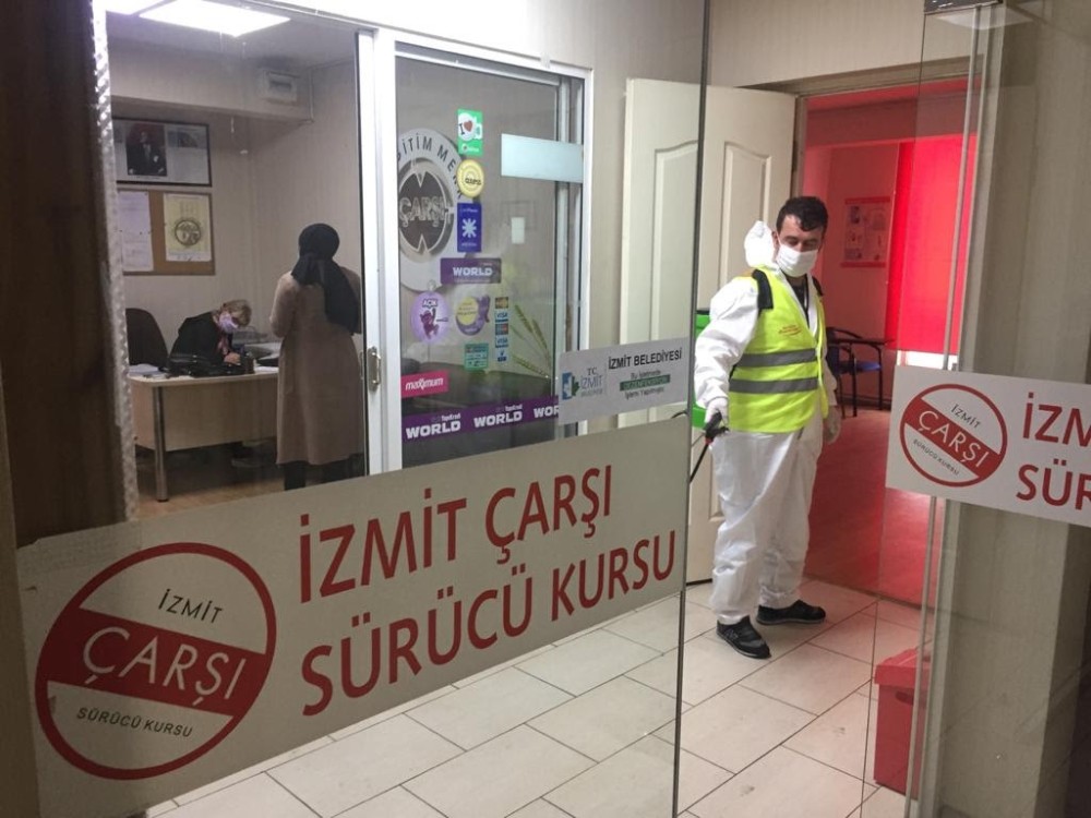 İzmit Belediyesi’nden esnafa ilaçlama desteği 