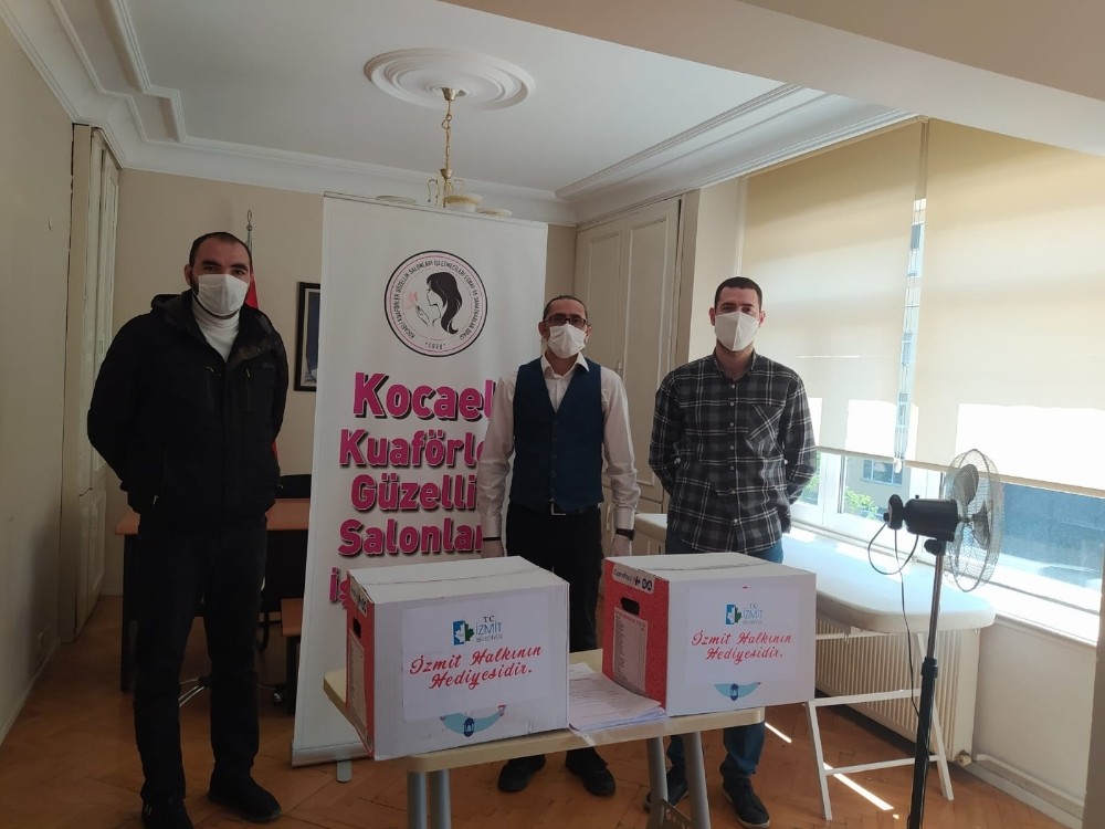 İzmit Belediyesi’nden kuaförlere ihtiyaç kolisi desteği 
