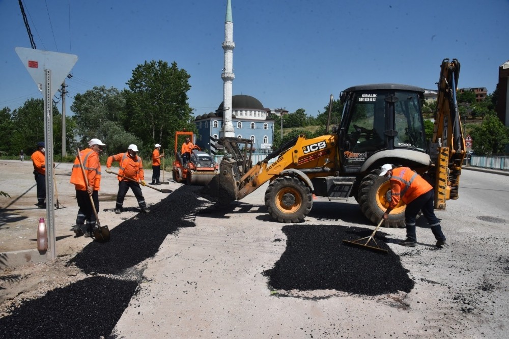 İzmit Belediyesinden Yeşilova Caddesi’ne 77 ton asfalt 