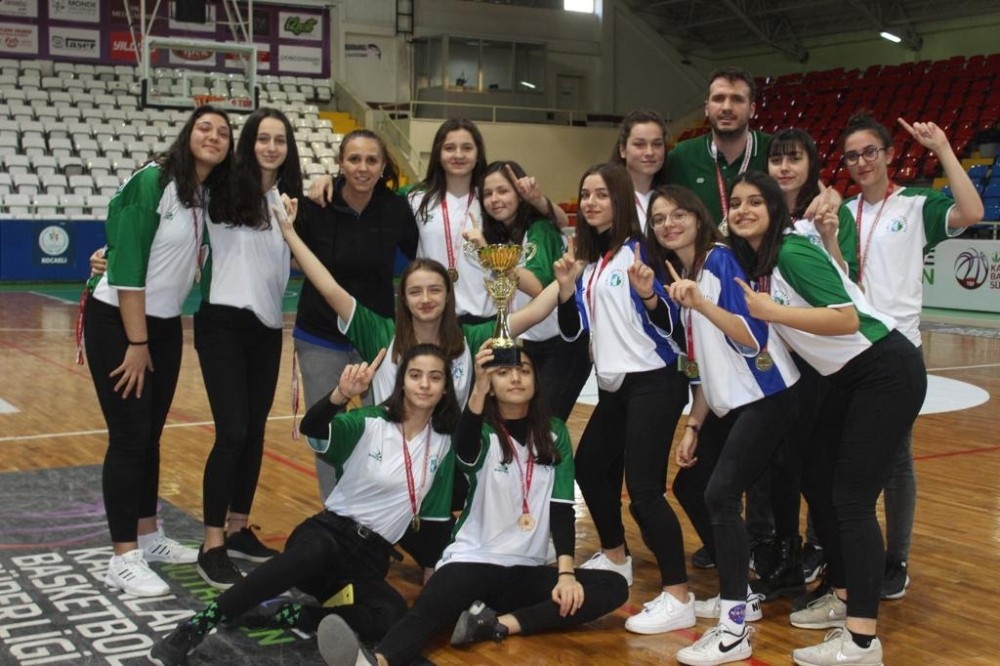 İzmit Belediyespor U-16 Kadın Basketbol Takımı şampiyon oldu 
