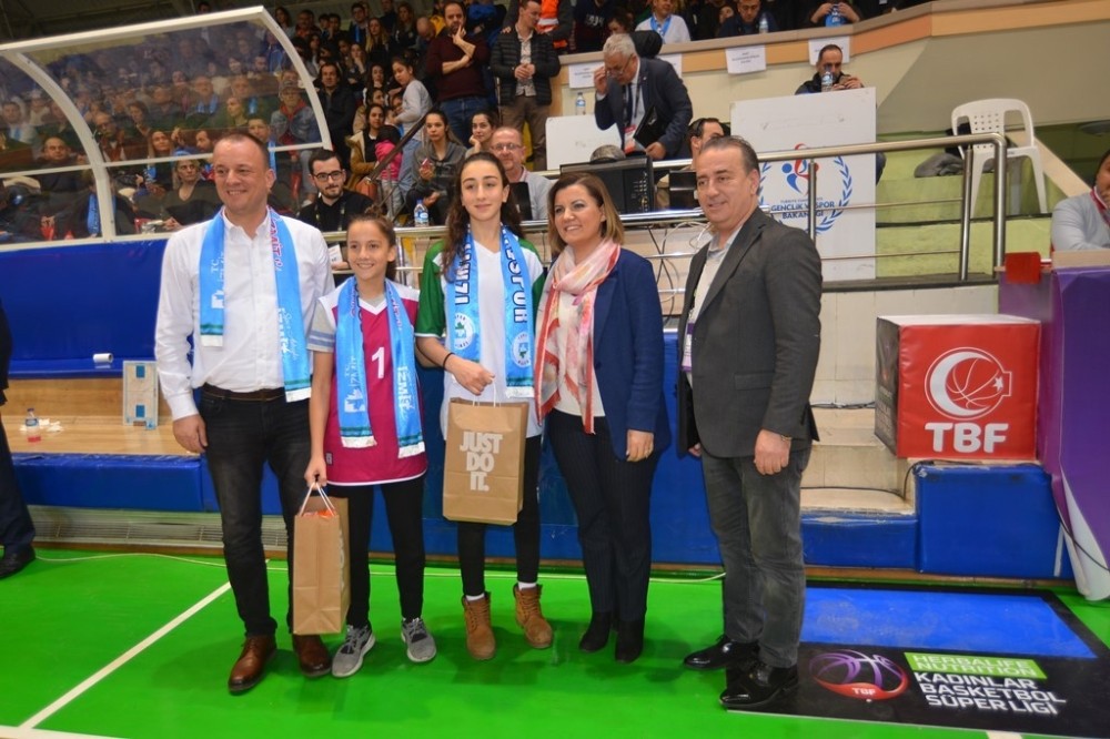 İzmit Belediyesporlu genç kızlar milli takım kampında 