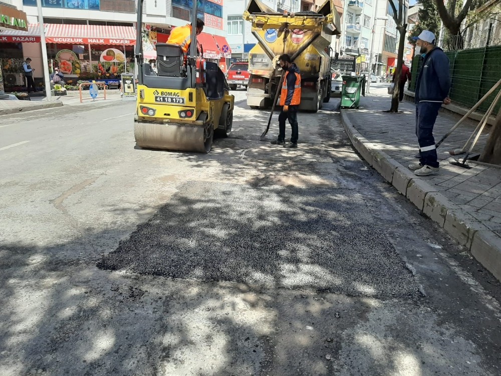 İzmit Leyla Atakan Caddesi’nde yol bakım ve onarım çalışması yapıldı 