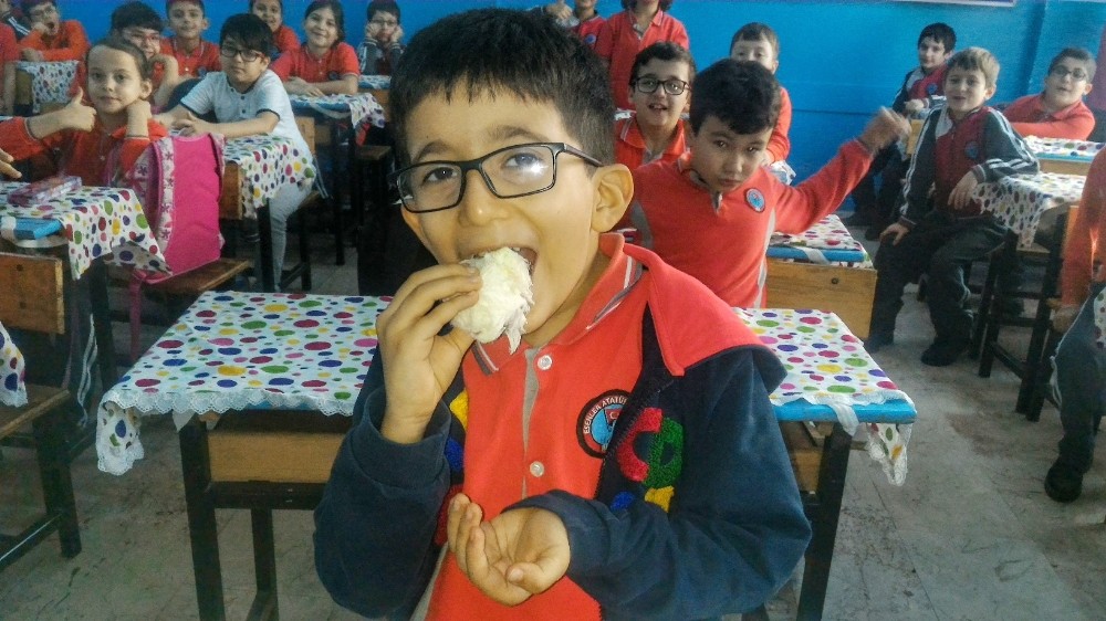 İzmit pişmaniyesi kilometrelerce uzaklıktaki öğrencilere ulaştı 