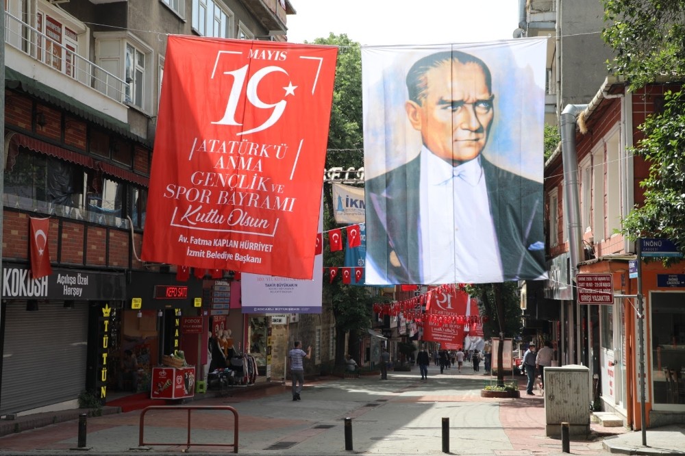 İzmit sokakları 19 Mayıs’a hazırlandı 