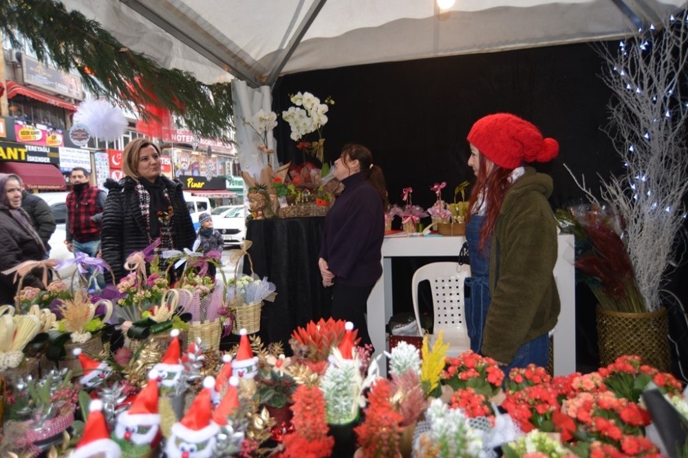 İzmit yeni yılı belediye meydanında karşılıyor 