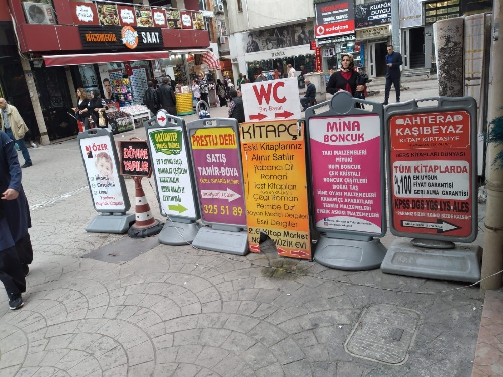 İzmit Zabıtası’ndan kaldırım işgaline sıkı takip 