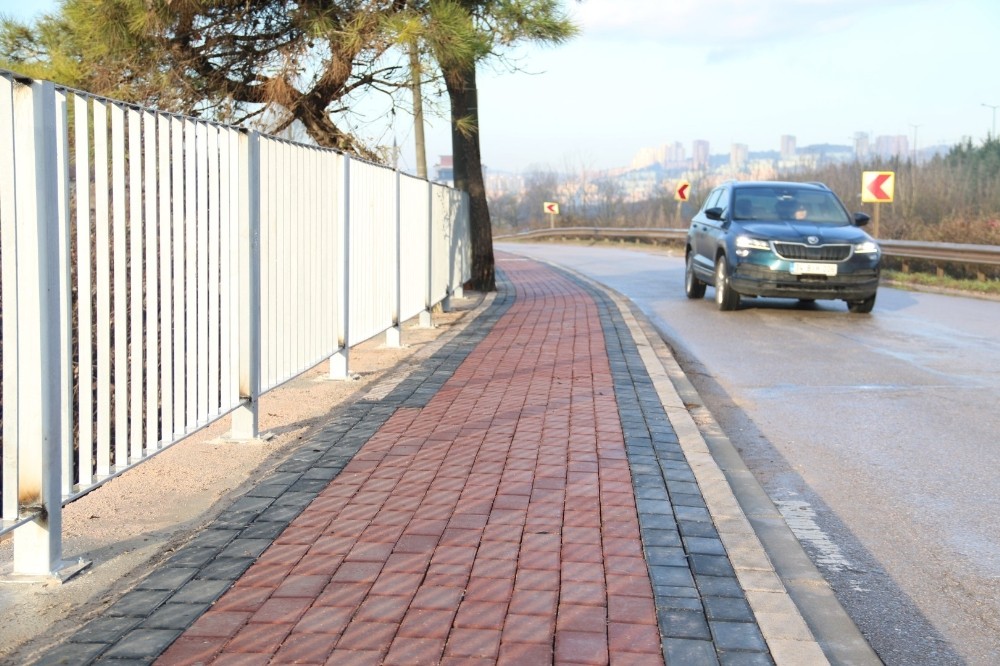 İzmit’de caddeler kaldırımlarla düzenleniyor 