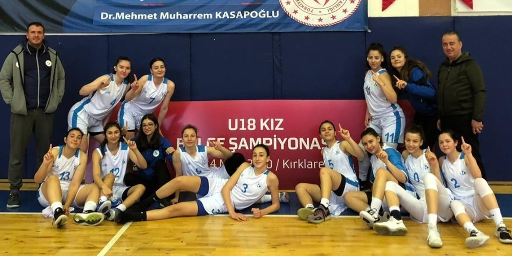İzmit’e kupayı U-18’li kızlar getirdi 