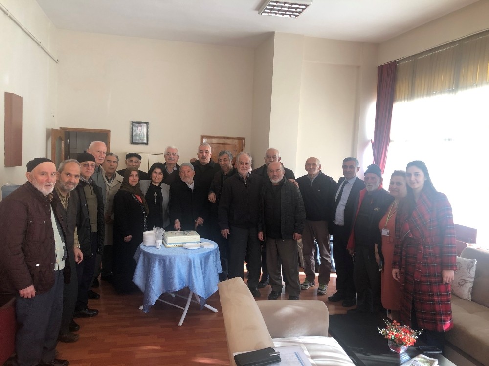 İzmit’in emeklilerine doğum günü kutlaması 