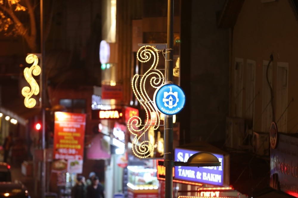 İzmit’in işlek caddesi ışıl ışıl oldu 