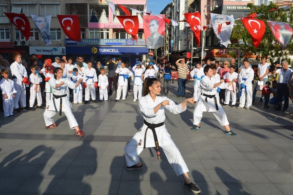 İzmit’in merkezinde karate şov 