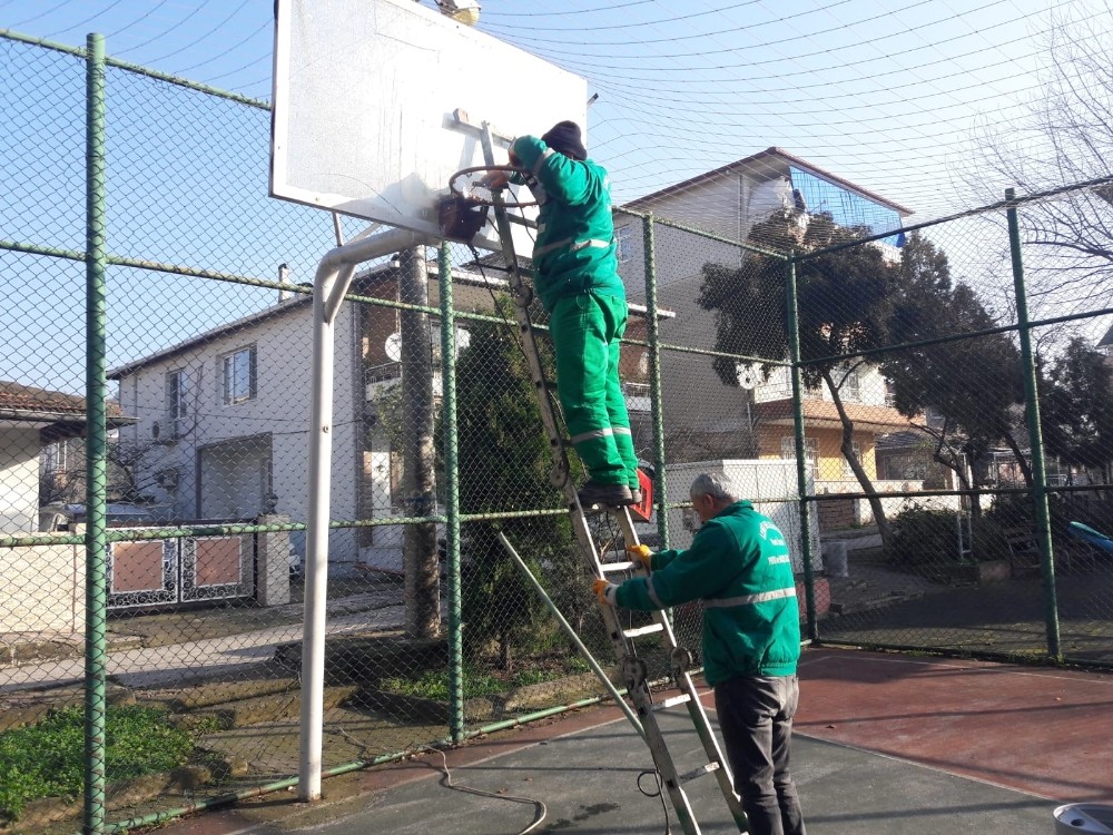 İzmit’in parklarında eksikler gideriliyor 