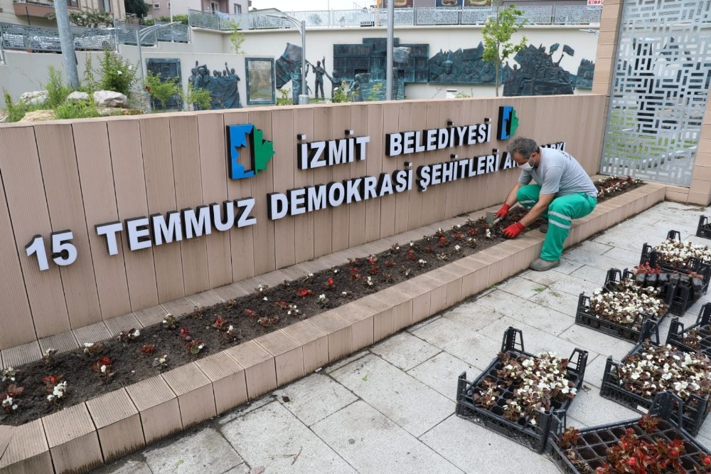 İzmit’in parklarında rengarenk çiçekler açtı 