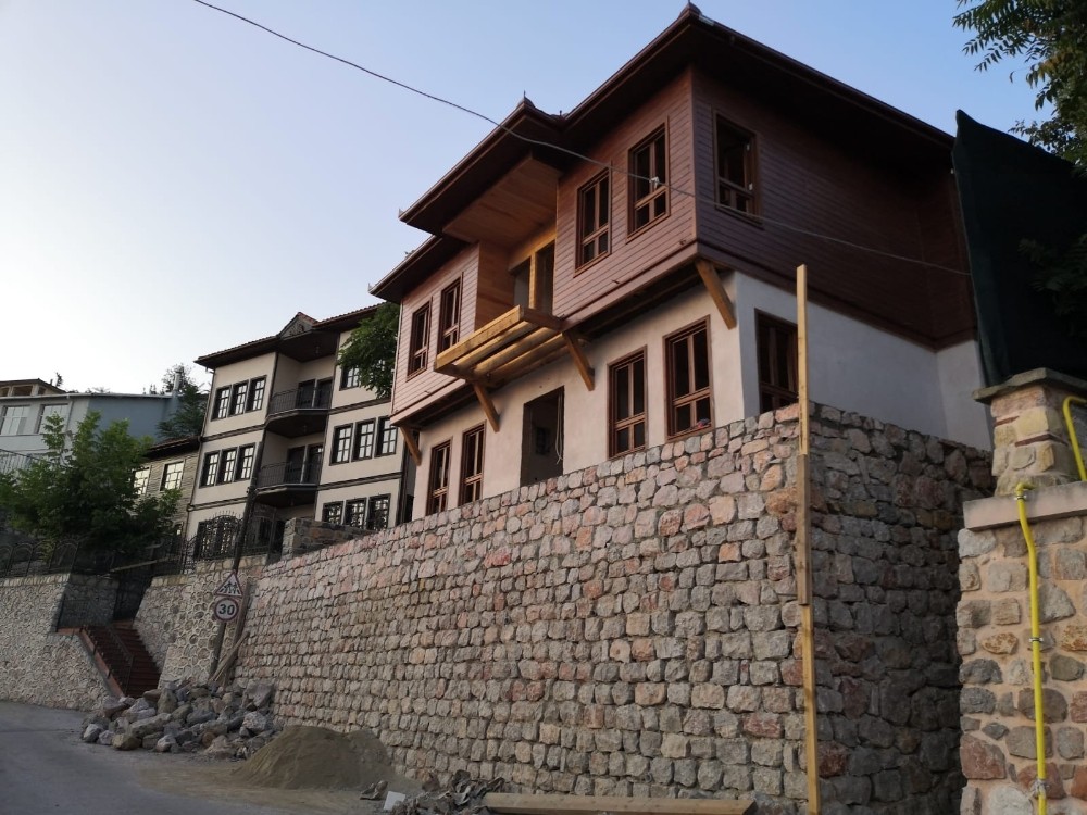 İzmit’in tarihi binaları restore ediyor 