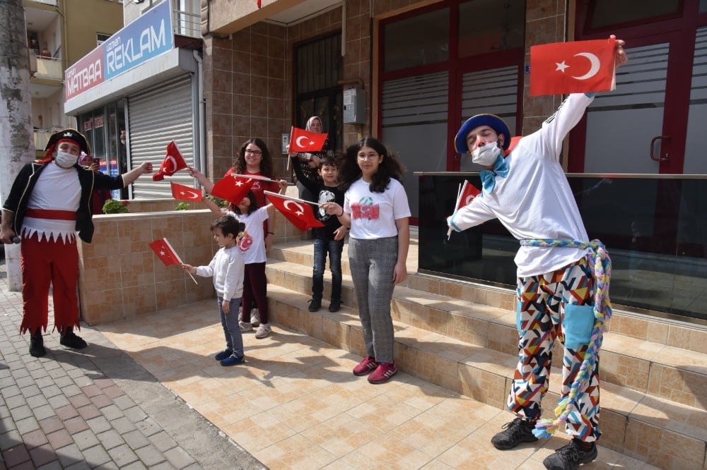 İzmitli çocuklara 23 Nisan coşkusu bando takımı ile yaşatıldı 