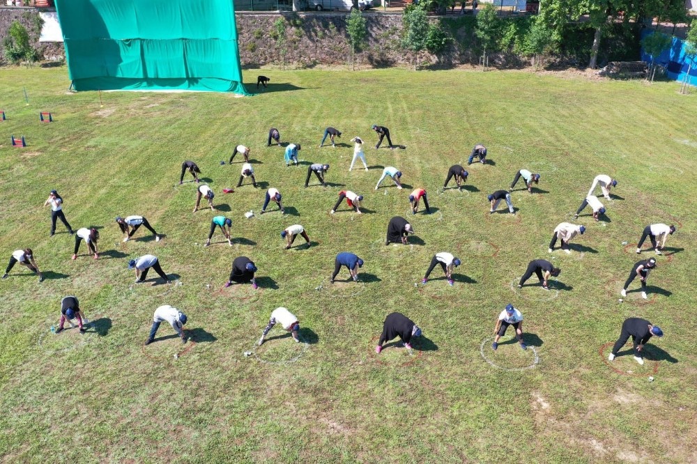İzmitli kadınlar sosyal mesafe çemberleri içinde spor yaptı 