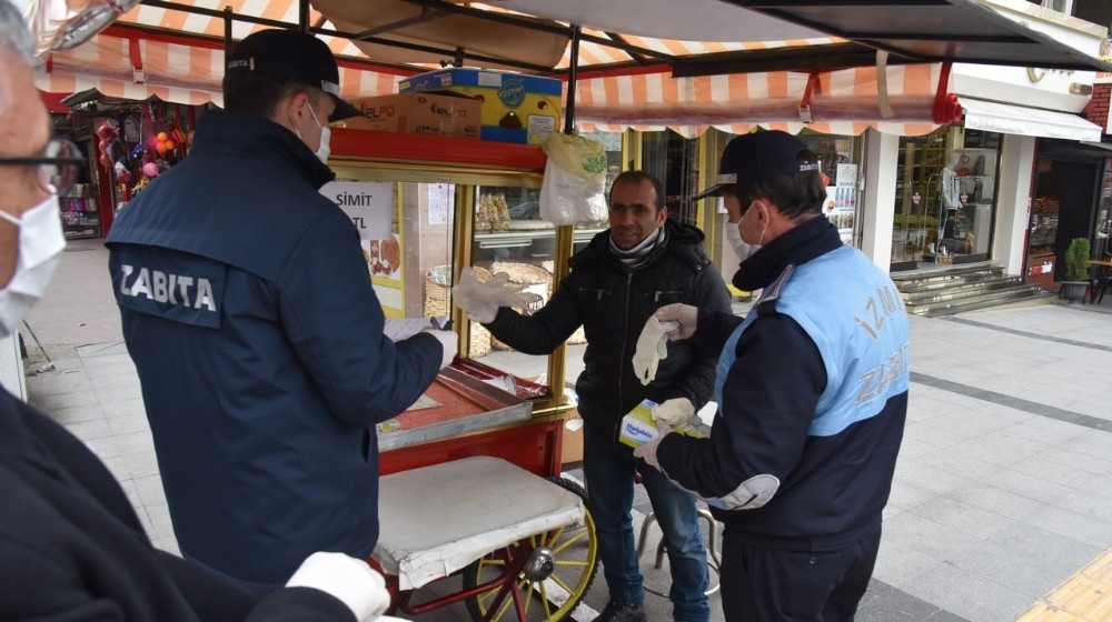 İzmitli simitçilere maske ve eldiven dağıtıldı 