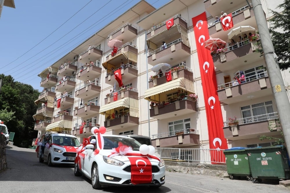 İzmit’te 19 Mayıs coşkusu balkonlara taştı 