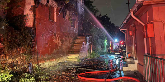 İzmit’te 2 katlı metruk ev alev alev yandı