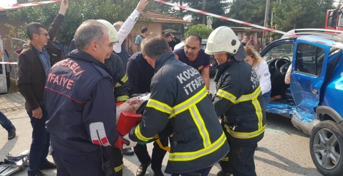 İzmit'te 2 otomobil çarpıştı: 5 kişi yaralı