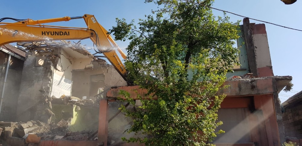 İzmit’te ağır hasarlı binalar nihayet yıkılıyor 