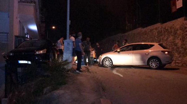 İzmit'te alkollü sürücü park halindeki otomobile çarptı
