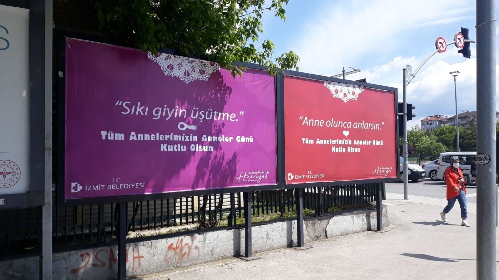 İzmit’te anneler gününe özel afişler caddeleri süsledi 