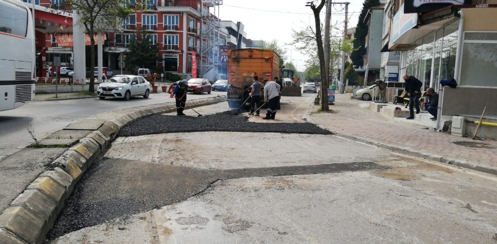 İzmit’te asfalt ve onarım çalışmaları sürüyor 