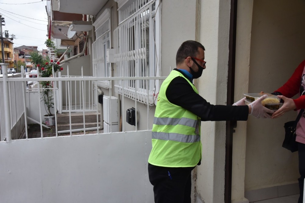 İzmit’te binlerce kişi iftar yemeği bağışında bulundu 