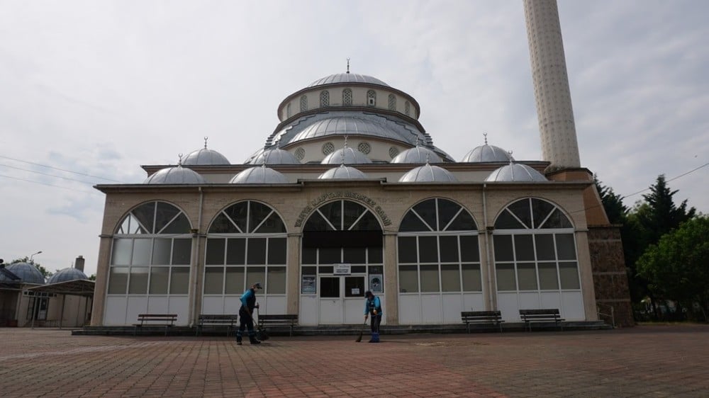 İzmit’te camiler cuma namazı için hazırlandı 