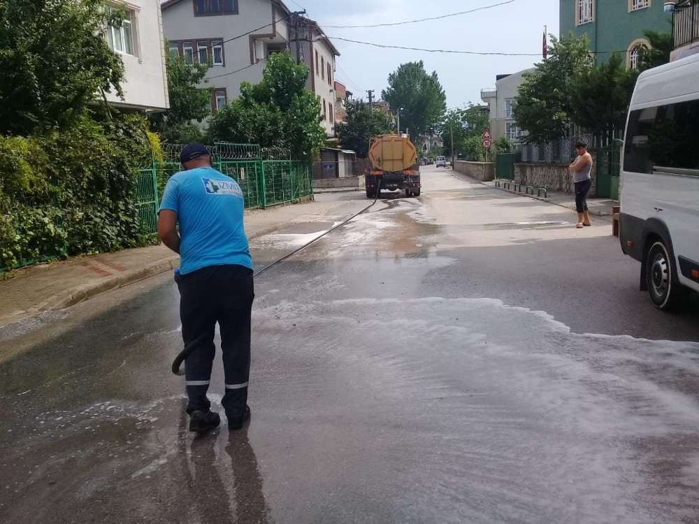 İzmit’te dezenfekte çalışmaları aralıksız devam ediyor 