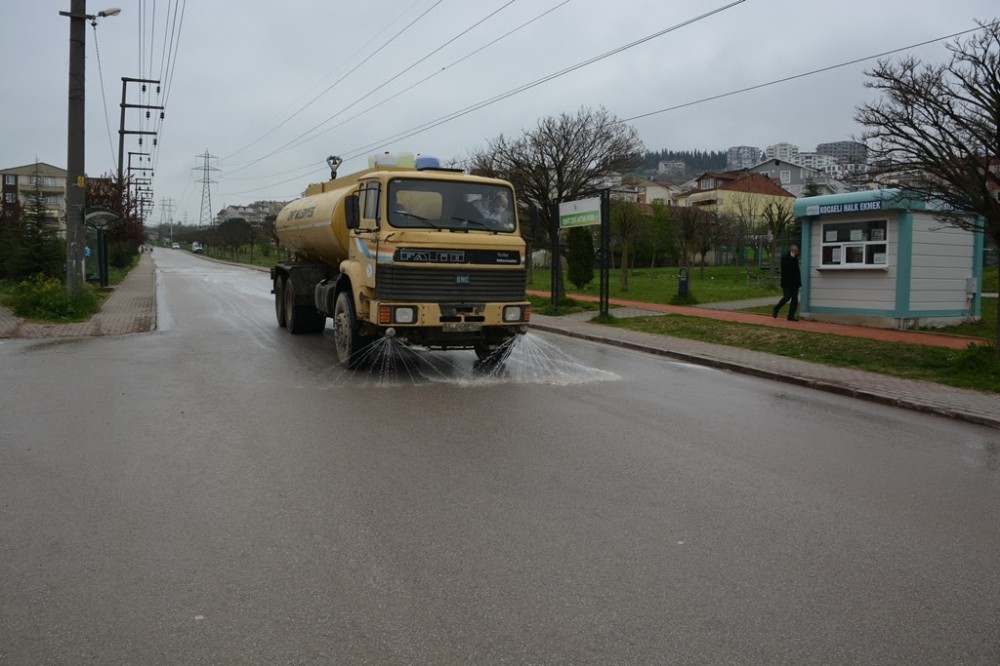 İzmit’te dezenfekte çalışmaları sürüyor 