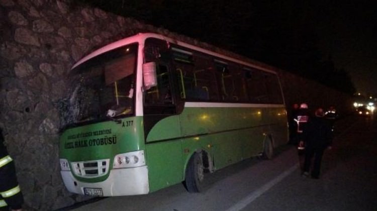 İzmit'te halk otobüsü su kanalına girdi: 3 yolcu yaralandı