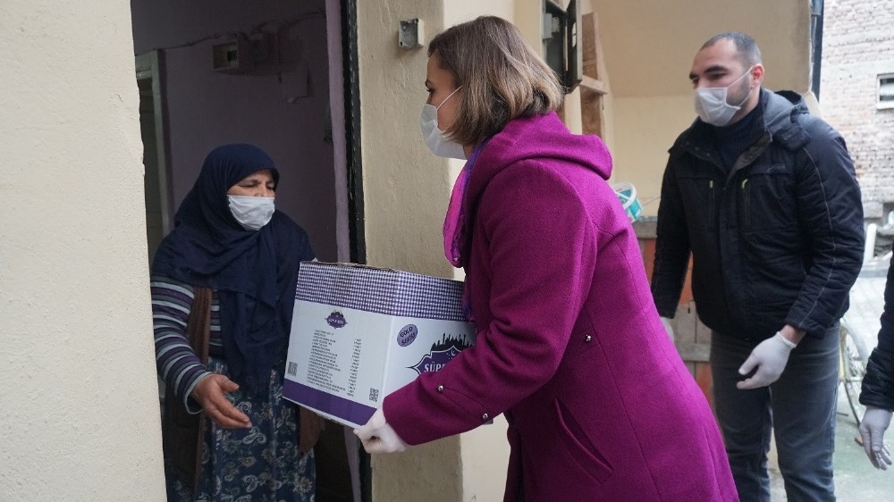 İzmit’te ilk yardım kolilerini Başkan Hürriyet dağıttı 