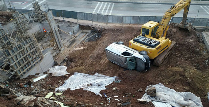 İzmit'te istinat duvarı çöktü, araç inşaat alanına yuvarlandı