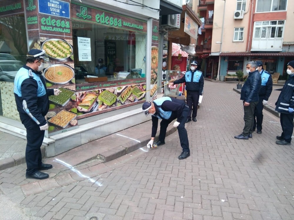 İzmit’te köylü pazarına sosyal mesafe düzenlemesi 