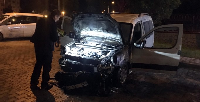 İzmit'te otoparktaki hafif ticari araç yandı