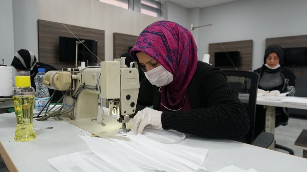 İzmit’te sağlık çalışanları için bone ve önlük üretimi de başladı 