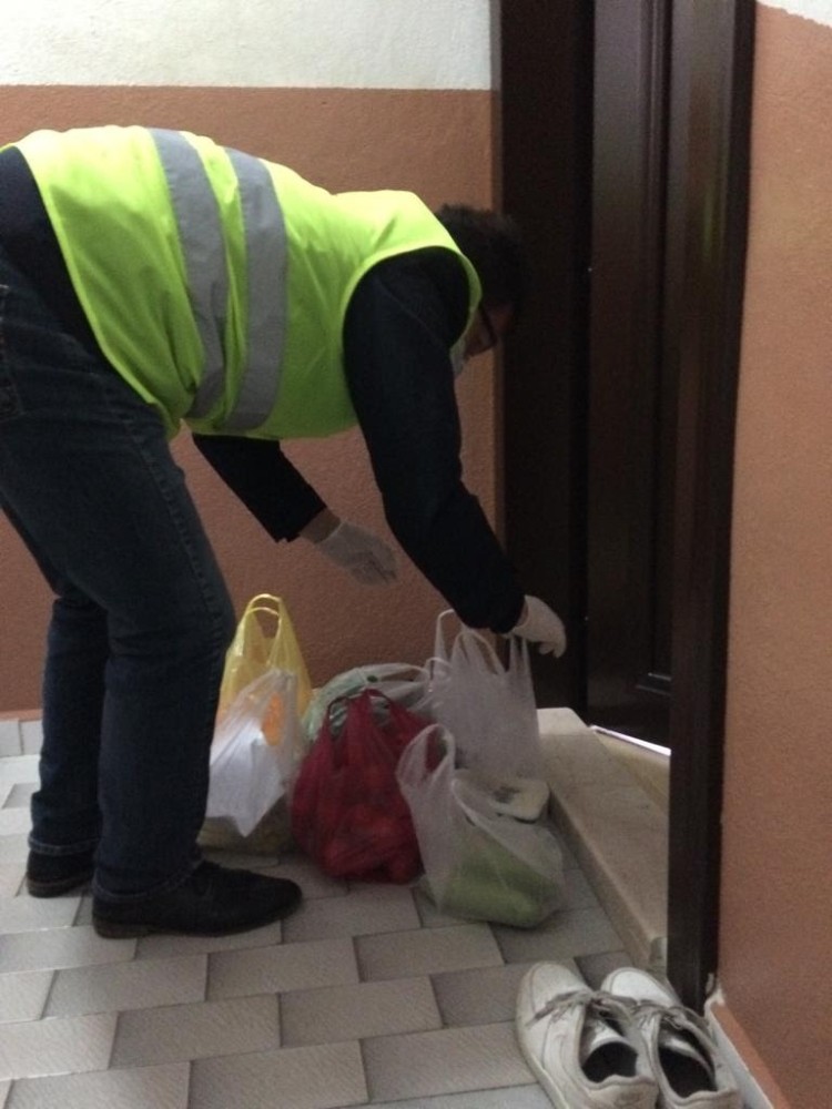 İzmit’te sokağa çıkamayan vatandaşların ihtiyaçları kapısına gidiyor 