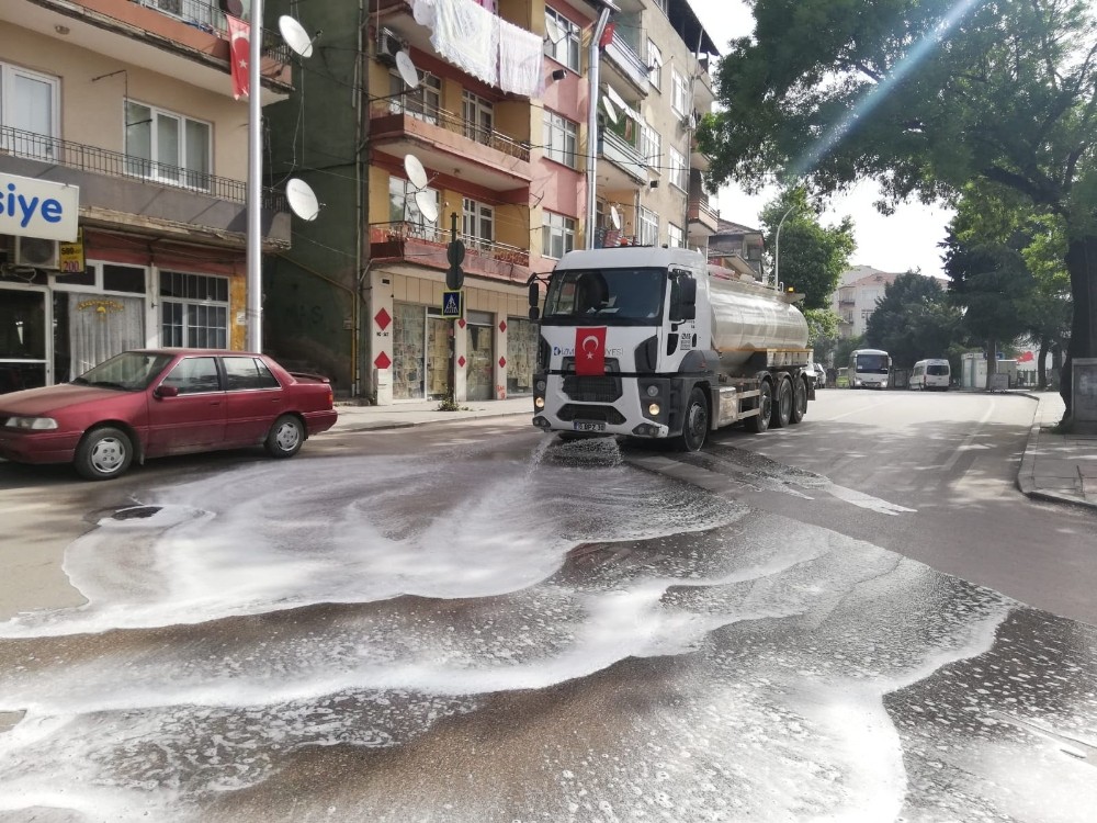 İzmit’te sokaklar dezenfekte ediliyor 