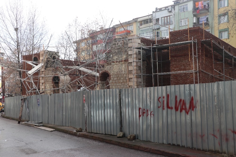 İzmit’te tarihi caminin duvarları restorasyon sırasında yıkıldı 
