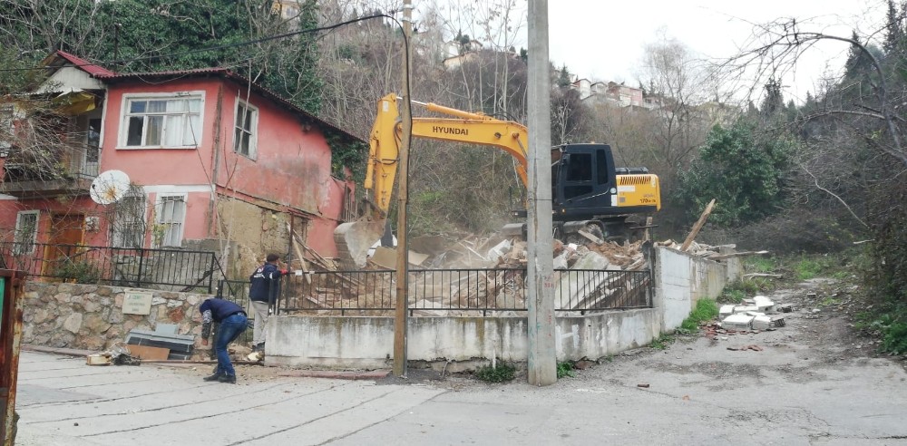 İzmit’te tehlikeli binalar yıkılıyor 