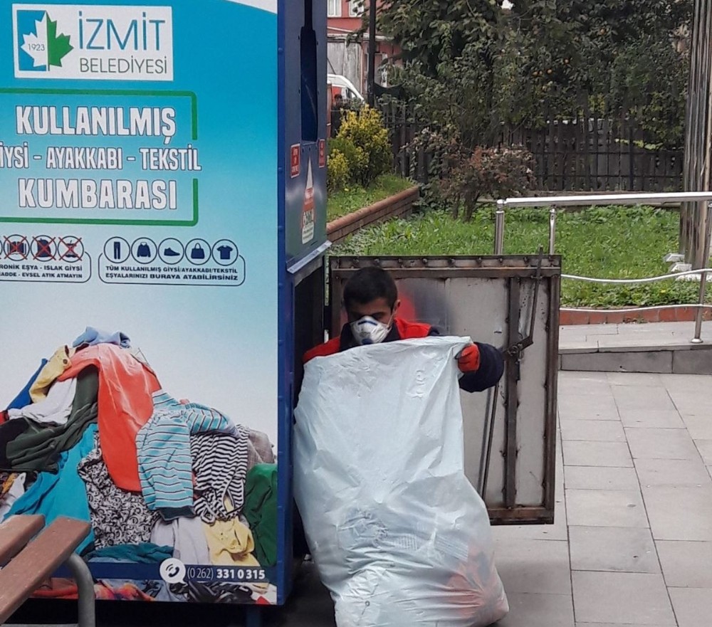 İzmit’te tonlarca tekstil atığı toplanıyor 